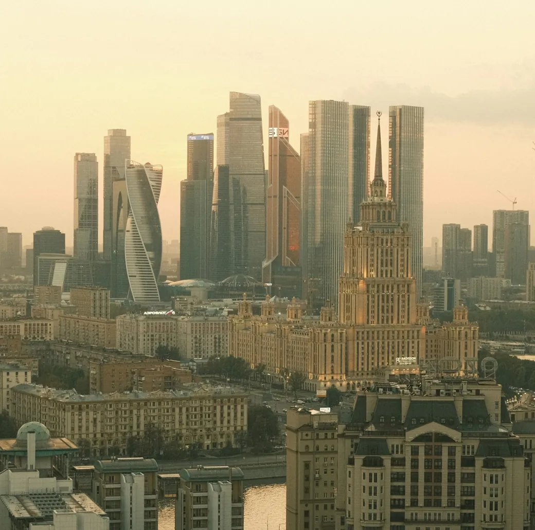 Панорама Москвы: старые кварталы, гостиница «Украина» и башни Сити
