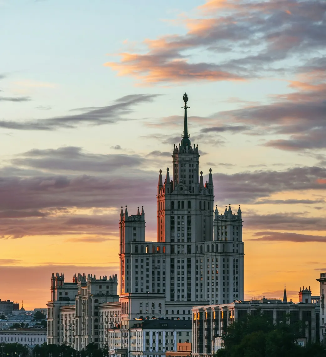 Высотка на Котельнической набережной в Москве на закате